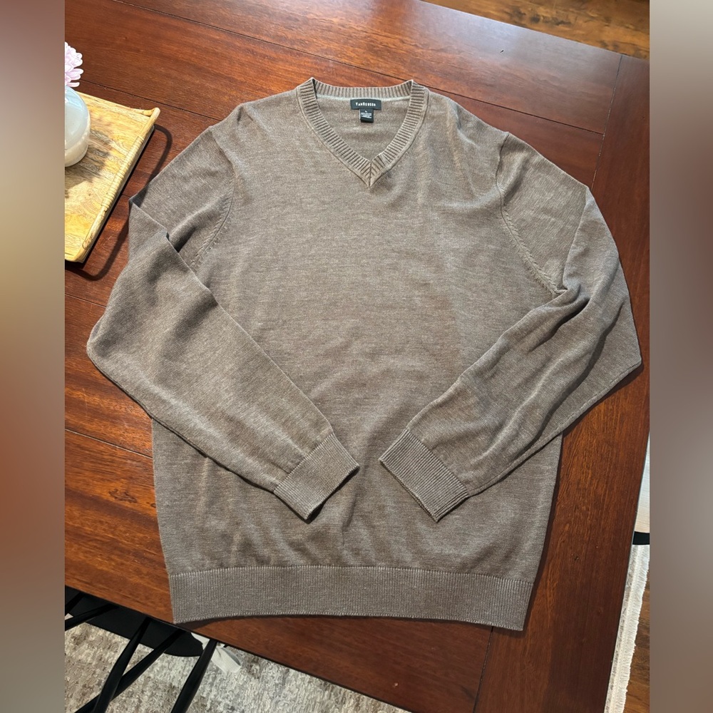 VAN HEUSEN BROWN SWEATER SIZE L V-NECK MEN SWEATER. EXCELLENT CONDITION